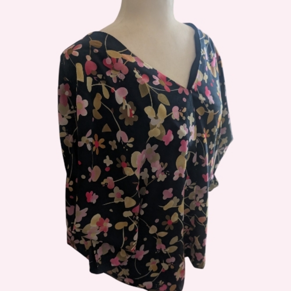 NWT CAbi Outlet Charm Blouse Size Medium Black Floral V-Neck Kimono Sleeves - Picture 2 of 5